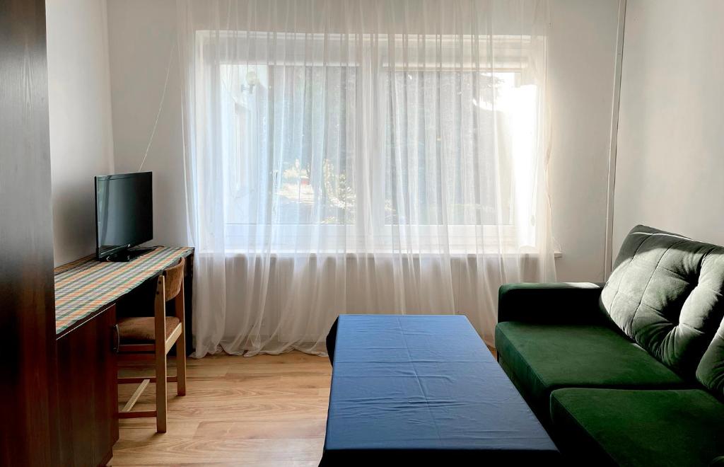 TV a/nebo společenská místnost v ubytování Biwak Bajlando