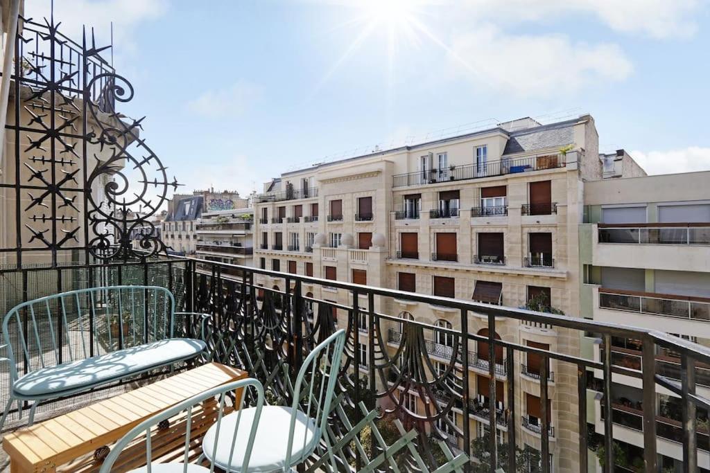 un balcon avec un banc et certains bâtiments dans l'établissement Bel Appartement 96m2 16eme, à Paris