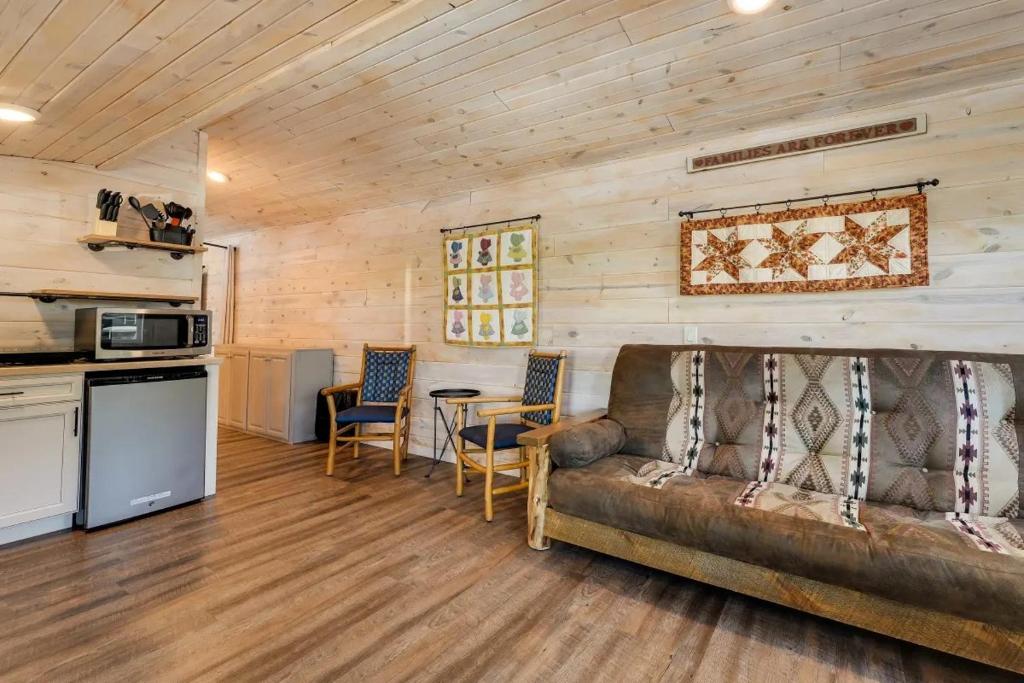Kuchyň nebo kuchyňský kout v ubytování Cabin 21 near SDC, Branson, and Lake