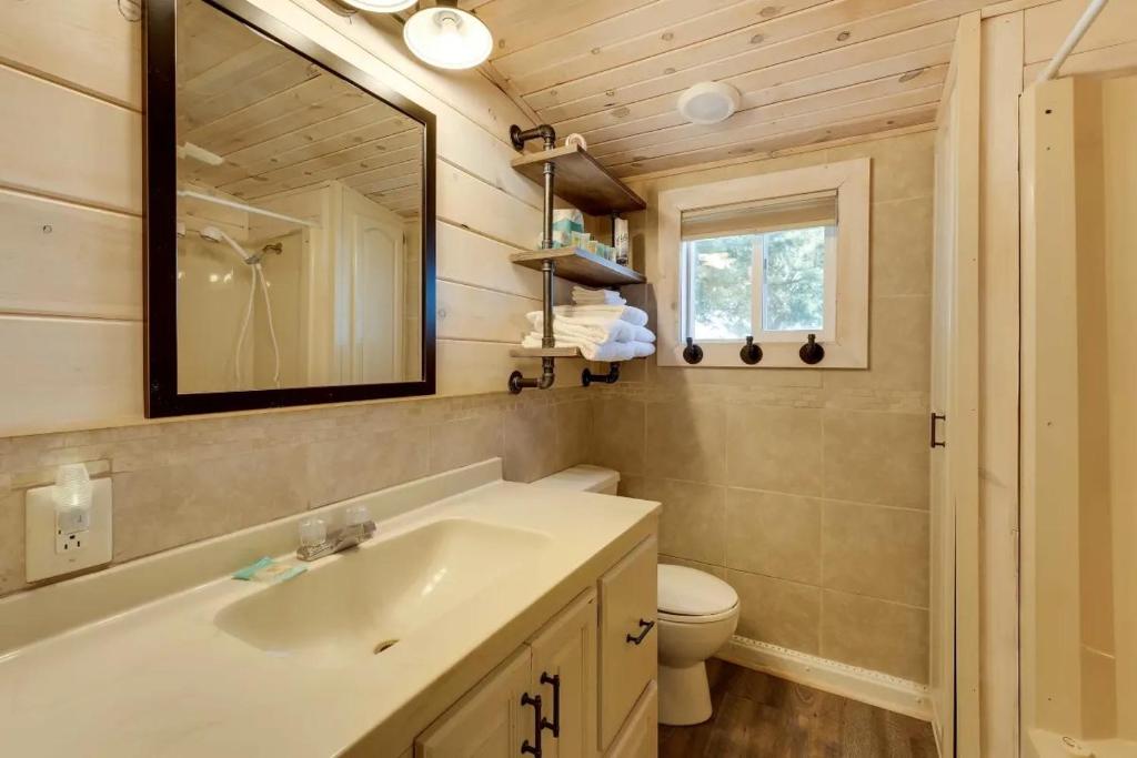 Koupelna v ubytování Cabin 21 near SDC, Branson, and Lake