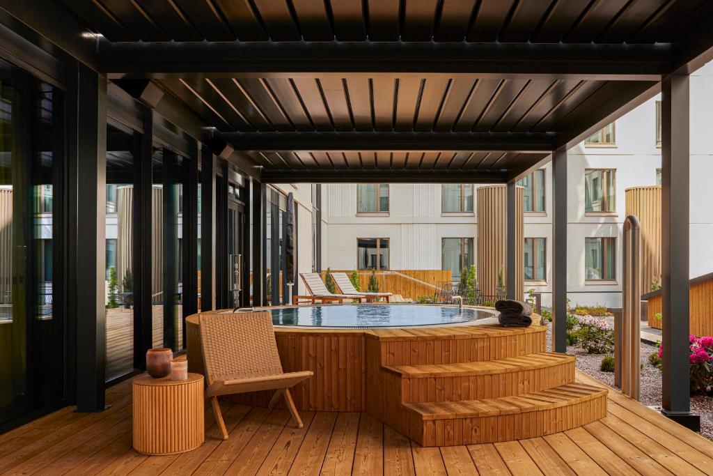 ヴァンターにあるClarion Hotel Helsinki Airportの木製デッキ(ホットタブ付)