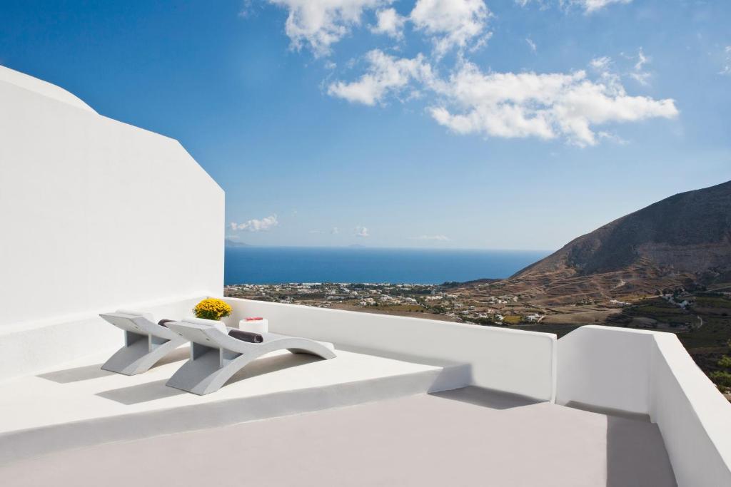 Biały balkon z widokiem na ocean w obiekcie Semeli Cave House w mieście Pirgos
