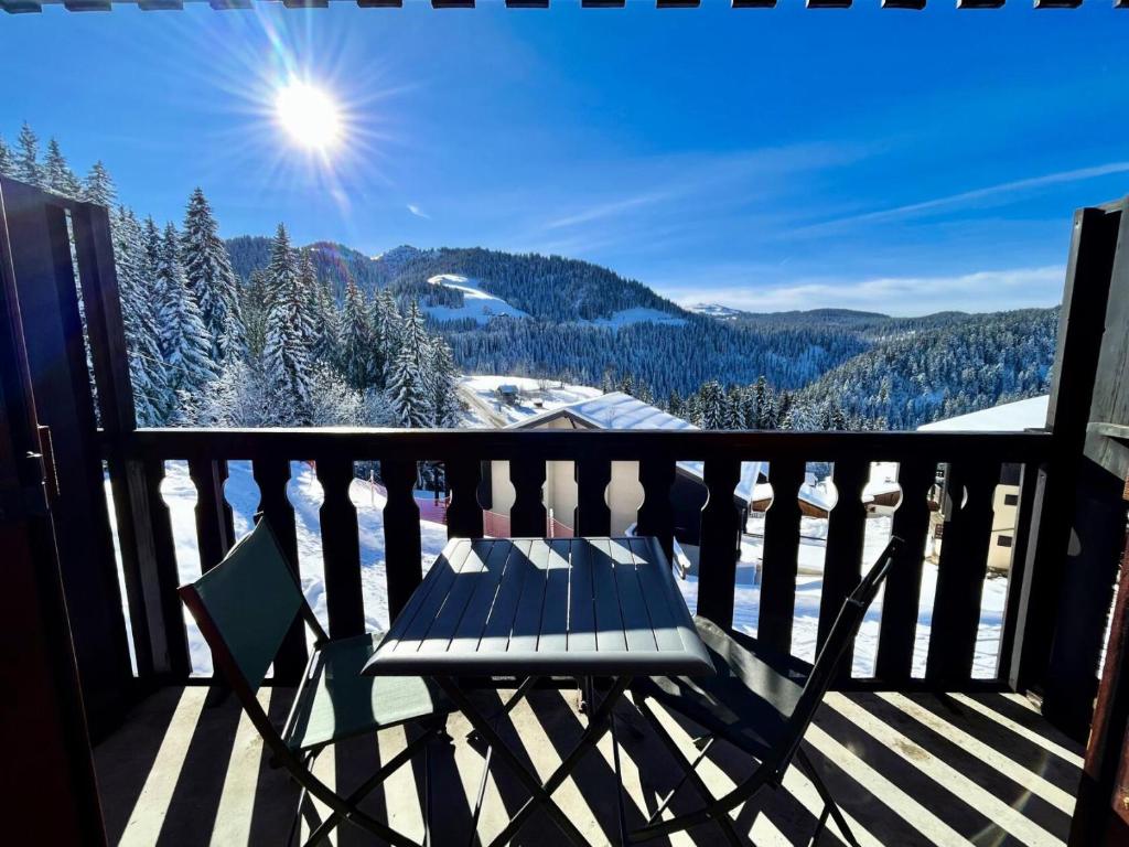 d'un banc sur un balcon avec vue sur les montagnes. dans l'établissement Résidence L'ancolie - Studio au pied des pistes - 1450 m MAE-2764, à Notre-Dame-de-Bellecombe