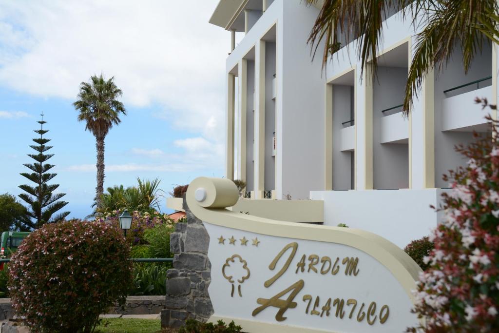 um sinal em frente a um edifício em Hotel Jardim Atlantico na Calheta