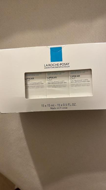 une boîte blanche avec une étiquette dessus dans l'établissement Magnifique 3 pièces à Aubervilliers, à Aubervilliers