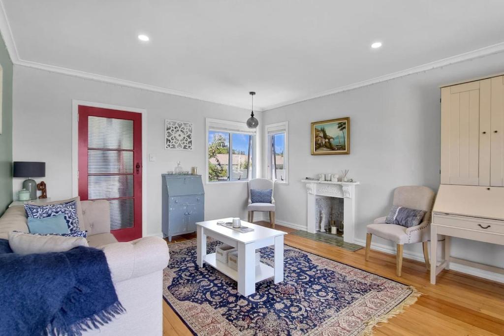 un salon avec un canapé et une table dans l'établissement Lake of Tranquility, à Rotorua