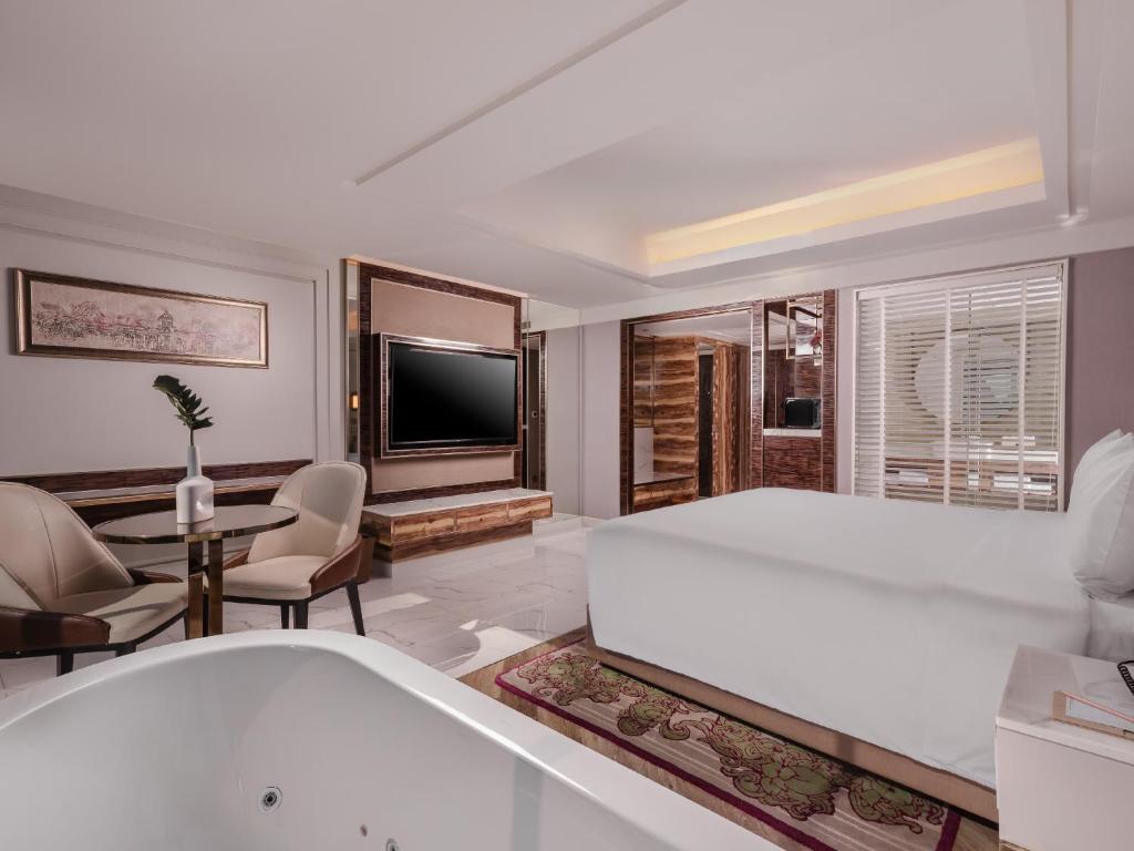 Aira Hotel Bangkok Sukhumvit 11 - Jacuzzi Corner With Club Lounge Access