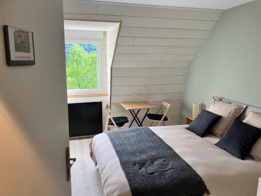 Ένα ή περισσότερα κρεβάτια σε δωμάτιο στο La Lys Martagon