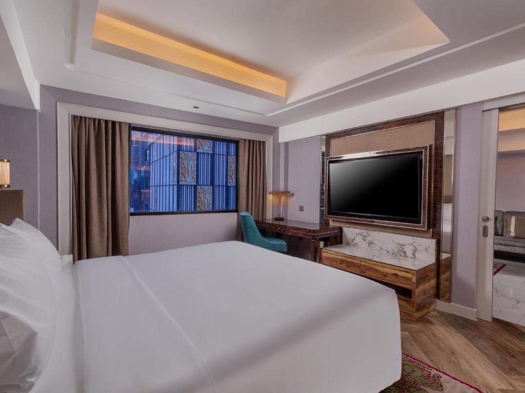 Aira Hotel Bangkok Sukhumvit 11 - Premier Suite With Club Lounge Access