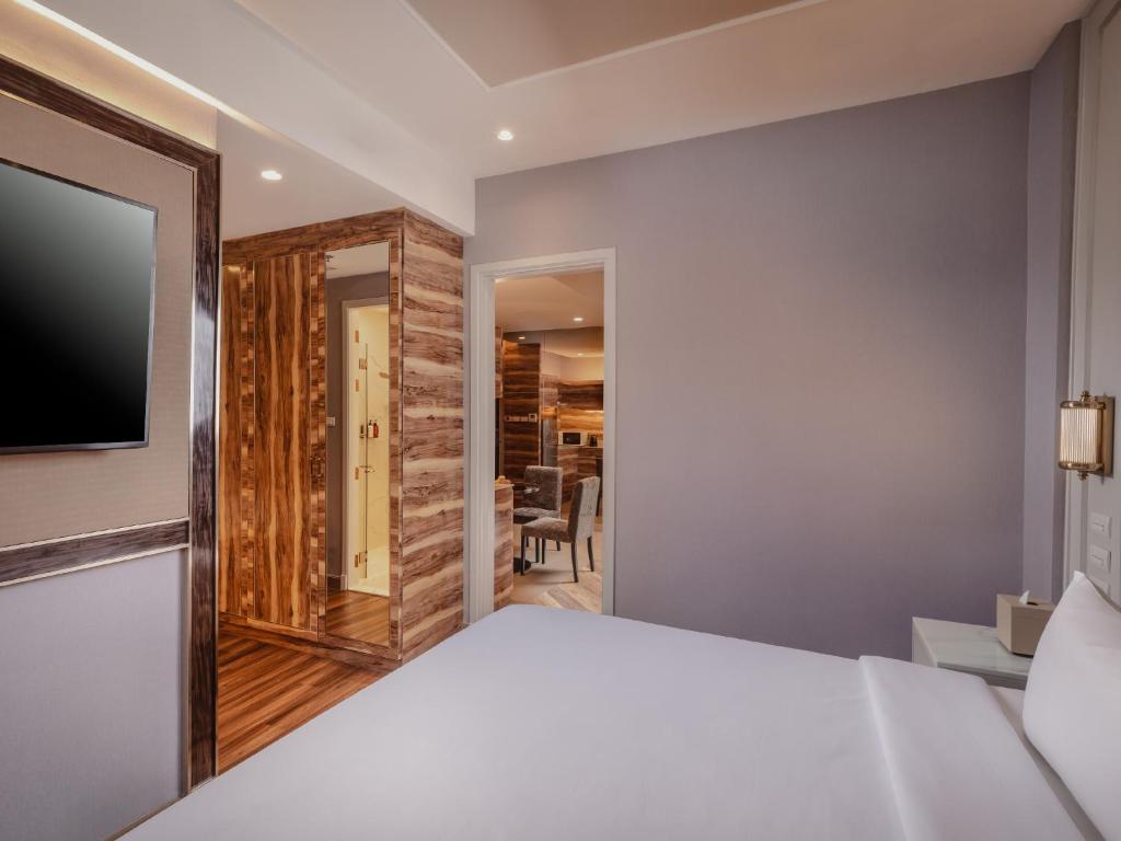 Aira Hotel Bangkok Sukhumvit 11 photo