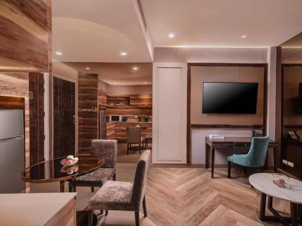 Aira Hotel Bangkok Sukhumvit 11 photo