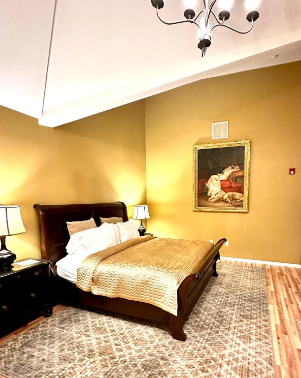 Postel nebo postele na pokoji v ubytování Inn on Main Hotel