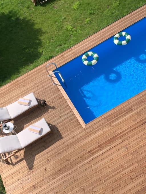 une vue aérienne d'une piscine avec des parasols dans l'établissement -NotreFrenchCasa- Appart avec terrace proche Disney, Paris & Reims, à La Ferté-sous-Jouarre