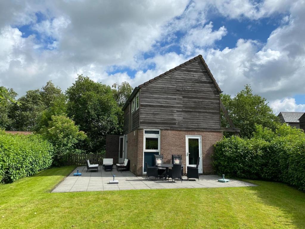 Κήπος έξω από το Holiday Home in Grou near Frisian Lakes