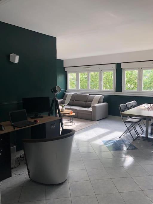un salon avec un canapé et une table dans l'établissement Appartement - Vitry sur Seine, à Vitry-sur-Seine