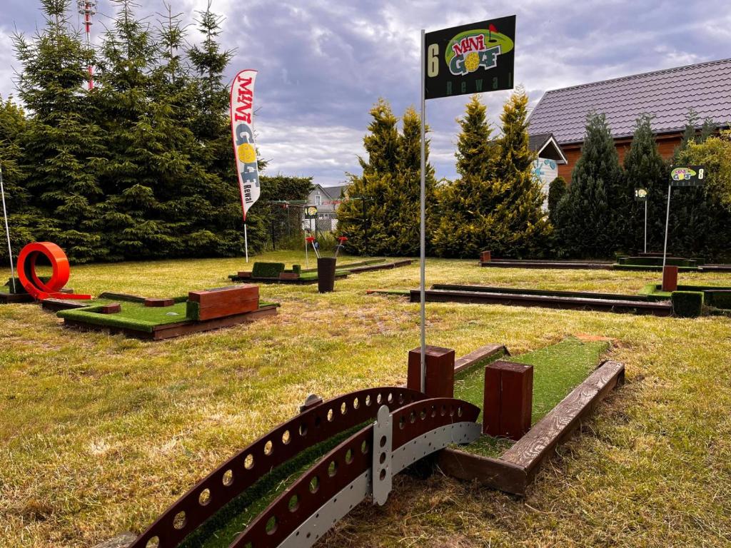 Zahrada ubytování Domki Kapitańskie z prywatnym polem do gry w Mini Golf