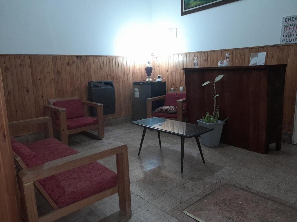 a living room with chairs and a table and a table sidx sidx sidx at C'Aroma de Mujer in San Salvador de Jujuy