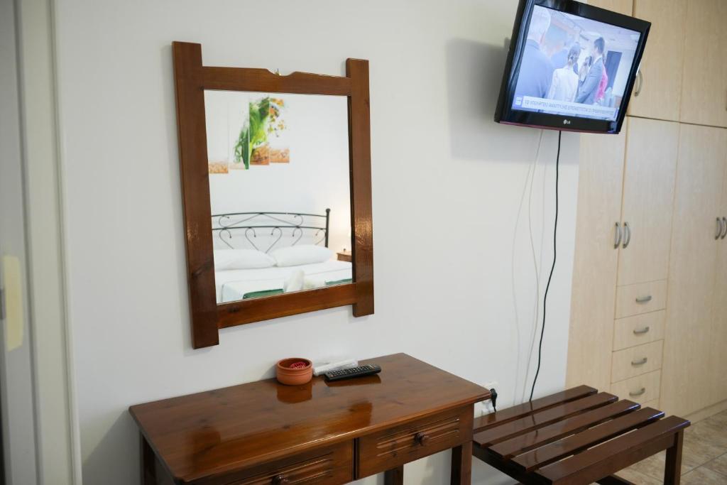 TV a/nebo společenská místnost v ubytování Green Parrot Apartments