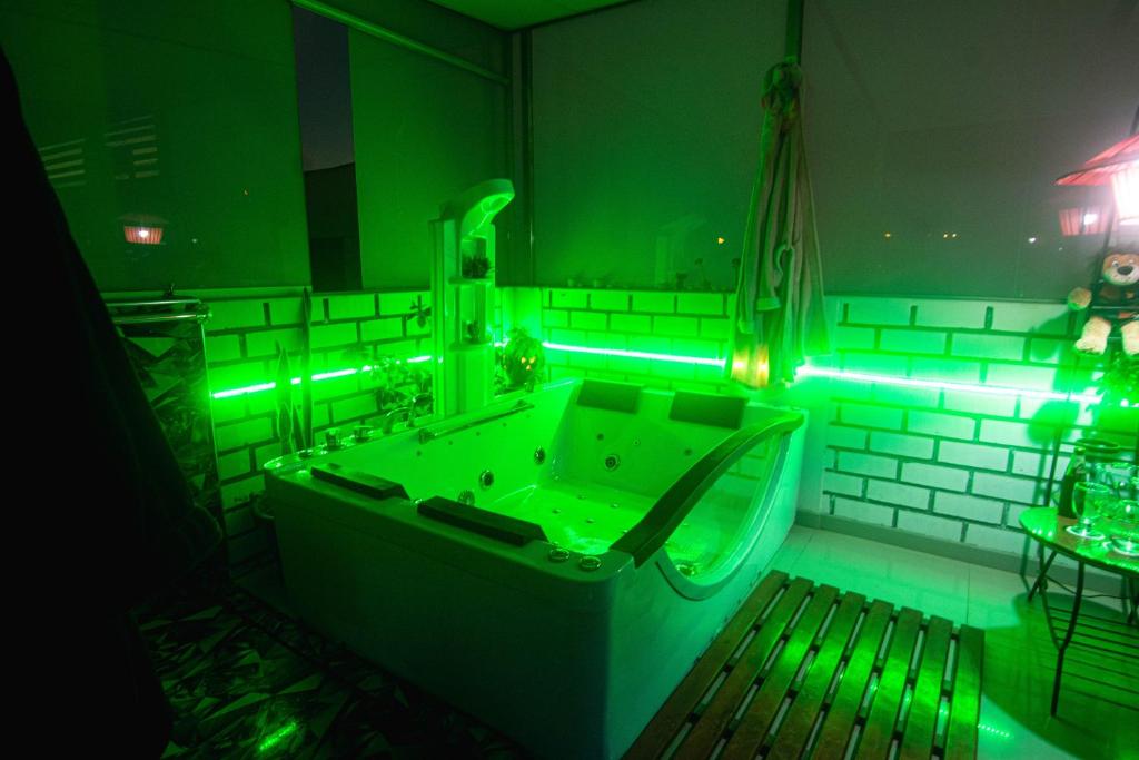 a green bathroom with a tub with green lights at Todo incluido terraza de lujo con jacuzzi in Arequipa