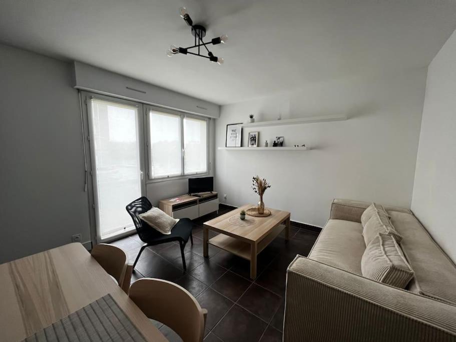 un salon avec un canapé et une table dans l'établissement Beau T3 refais à neuf hyper centre de Lorient !, à Lorient