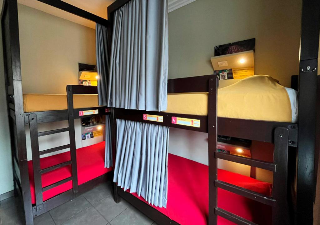 Postel nebo postele na pokoji v ubytování Pariwana Hostel Lima
