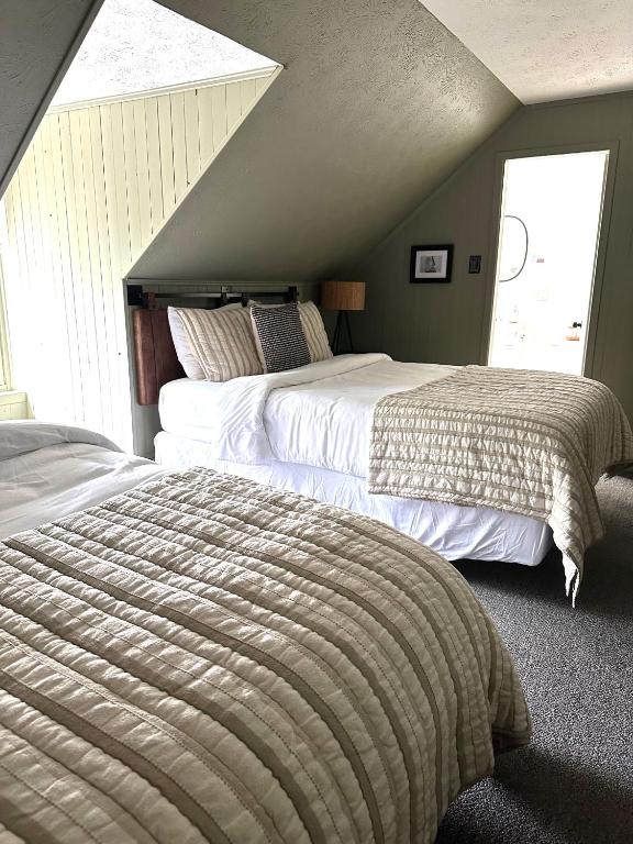 Postel nebo postele na pokoji v ubytování Auberge des Cantons