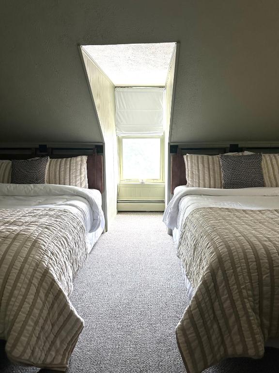 Postel nebo postele na pokoji v ubytování Auberge des Cantons