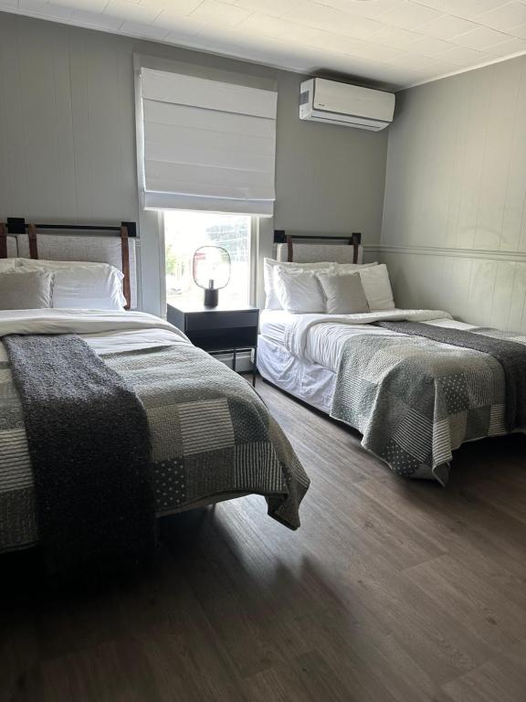 Postel nebo postele na pokoji v ubytování Auberge des Cantons