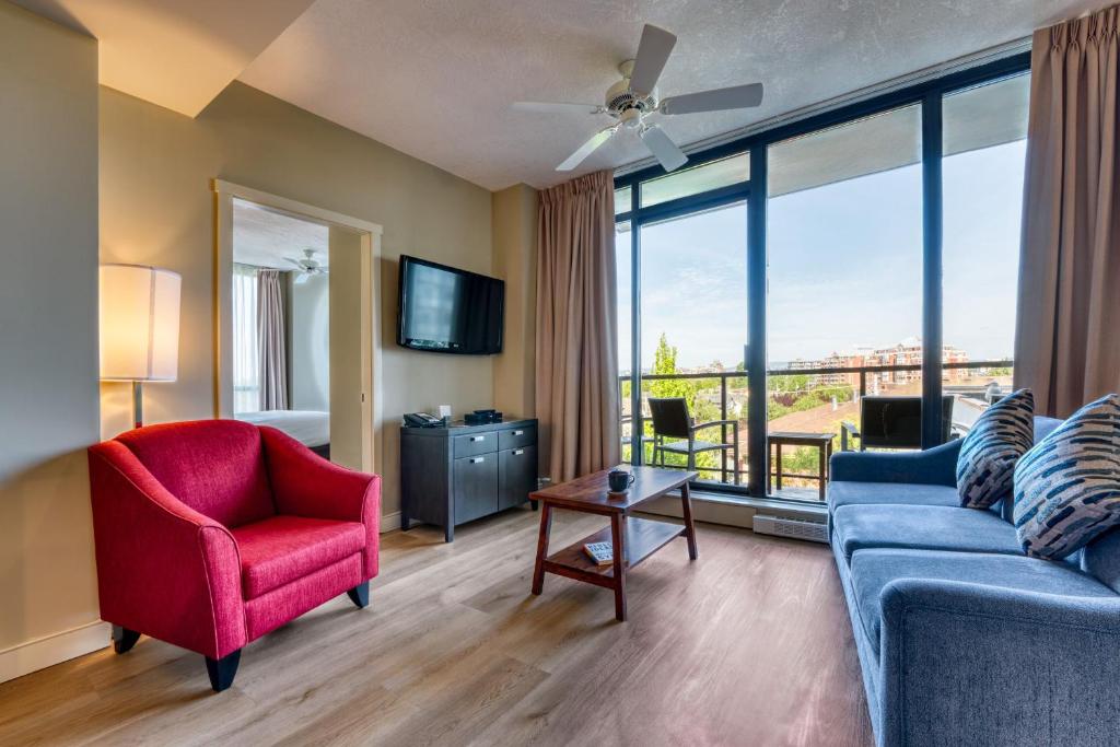 Χώρος καθιστικού στο Oswego Hotel