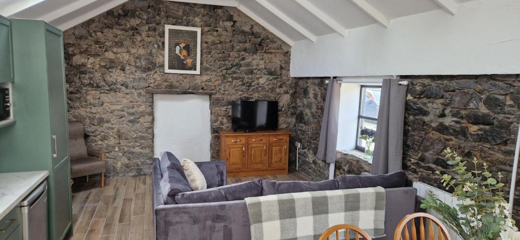 TV a/nebo společenská místnost v ubytování The Forge Cottage 1