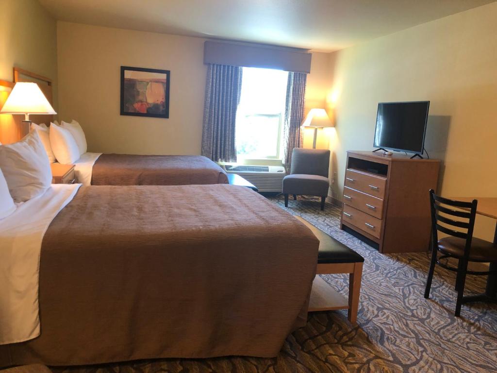 Postel nebo postele na pokoji v ubytování Aspen Suites Hotel Juneau