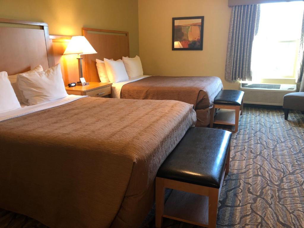 Postel nebo postele na pokoji v ubytování Aspen Suites Hotel Juneau