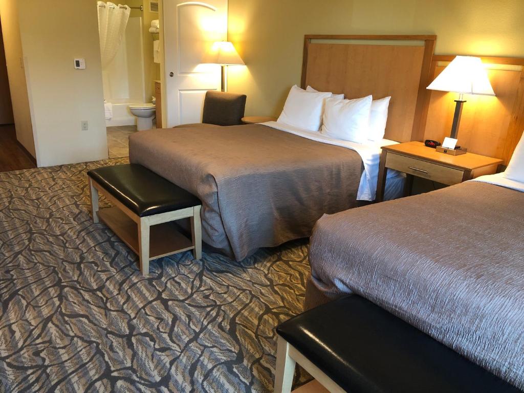 Postel nebo postele na pokoji v ubytování Aspen Suites Hotel Juneau