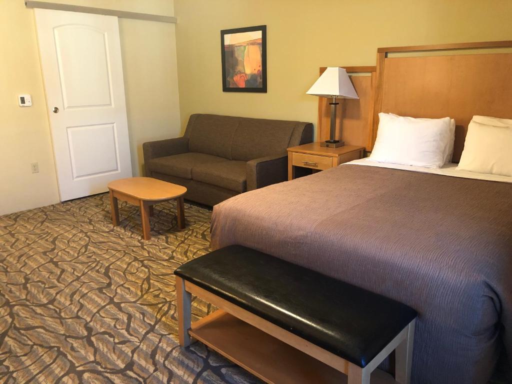 Postel nebo postele na pokoji v ubytování Aspen Suites Hotel Juneau