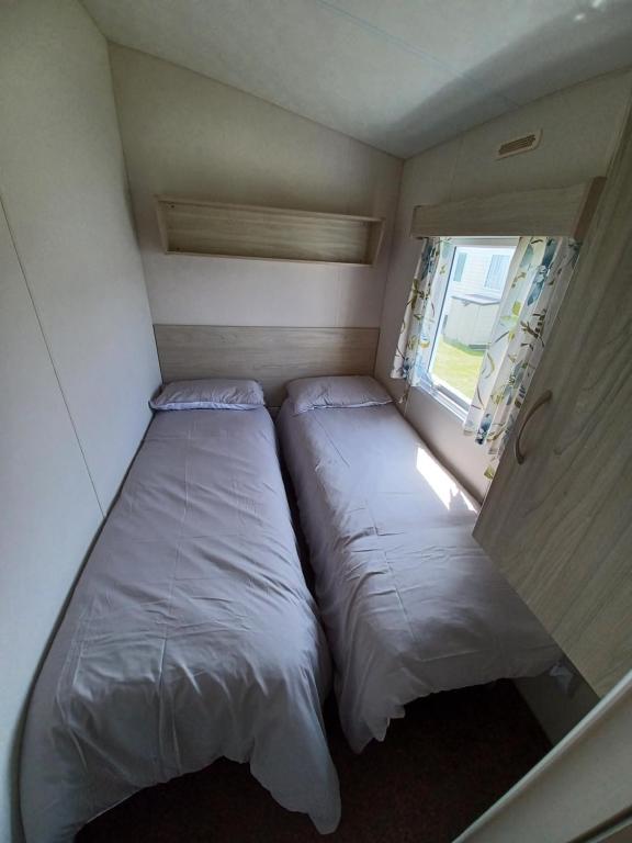 Ένα ή περισσότερα κρεβάτια σε δωμάτιο στο 3 Bedrooms, 8 Berth Caravan, Lyons Robin Hood in Rhyl