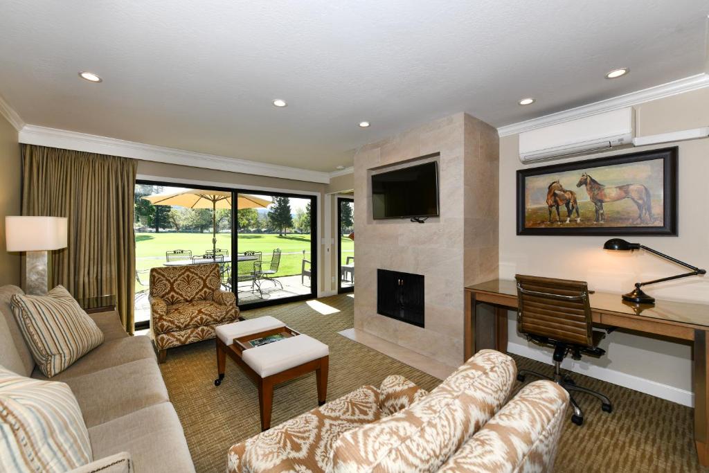 Μια τηλεόραση ή/και κέντρο ψυχαγωγίας στο Beautiful and Modern Condo with Fairway Views at Silverado