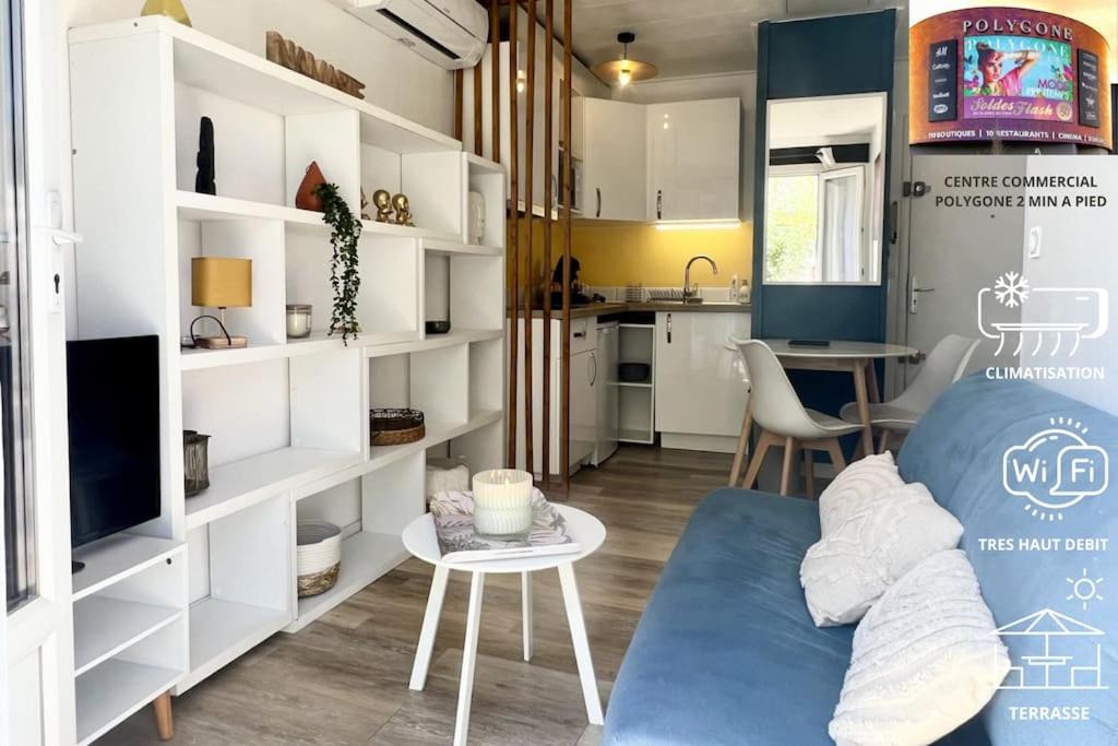 ein Wohnzimmer mit Sofa und Tisch in der Unterkunft Le Tropico - Clim - Terrasse - Proche Polygone in Béziers