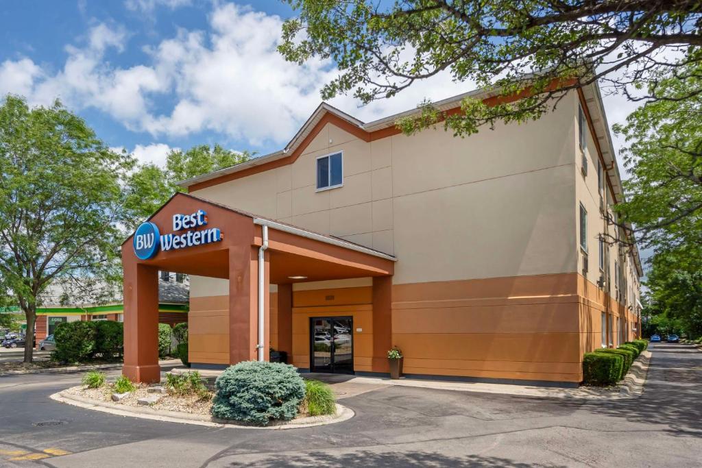 a best western sign on the front of a building at Best Western Des Plaines O'Hare in Des Plaines