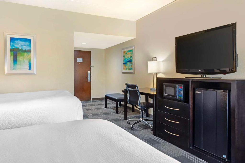 Best Western Hartford Hotel and Suites - Queen Room With Two Queen Beds - Non Smoking