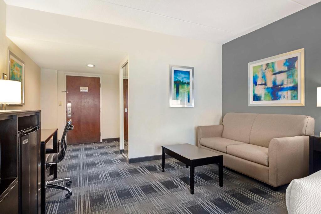 Best Western Hartford Hotel and Suites - Queen Suite With Sofa Bed - Non Smoking