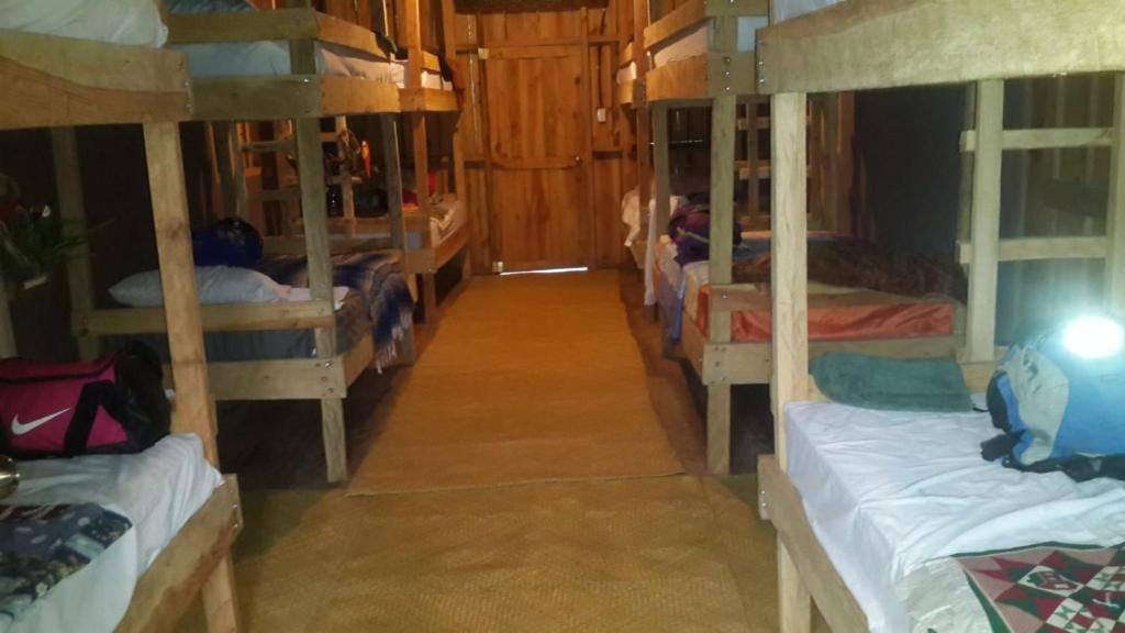 Postel nebo postele na pokoji v ubytování Hostal Azul del Lago