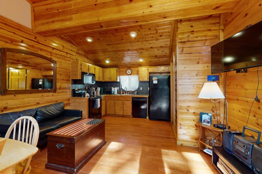 ein Wohnzimmer mit Couch und Küche in der Unterkunft Ski Run Village 11 in South Lake Tahoe