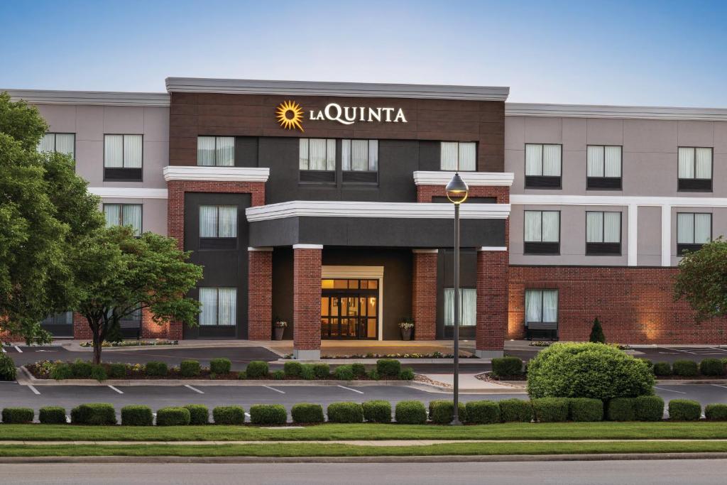 La Quinta Inn & Suites by Wyndham Springfield Airport Rte 66 photo