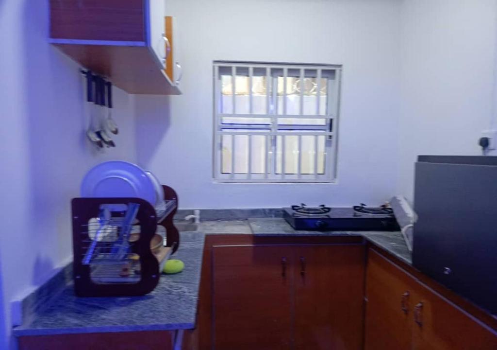Kuchyň nebo kuchyňský kout v ubytování DBaLoGuN's HoMe ABEOKUTA- NEAR PANSEKE