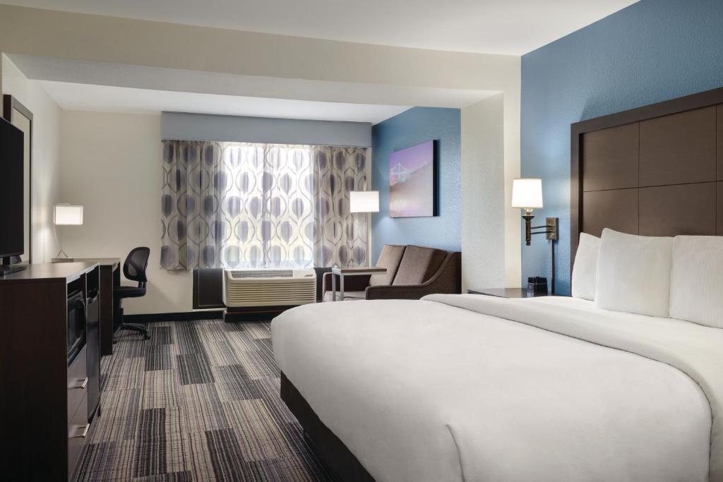 La Quinta Inn & Suites by Wyndham Springfield Airport Rte 66 - Habitación King Con Sofá Cama