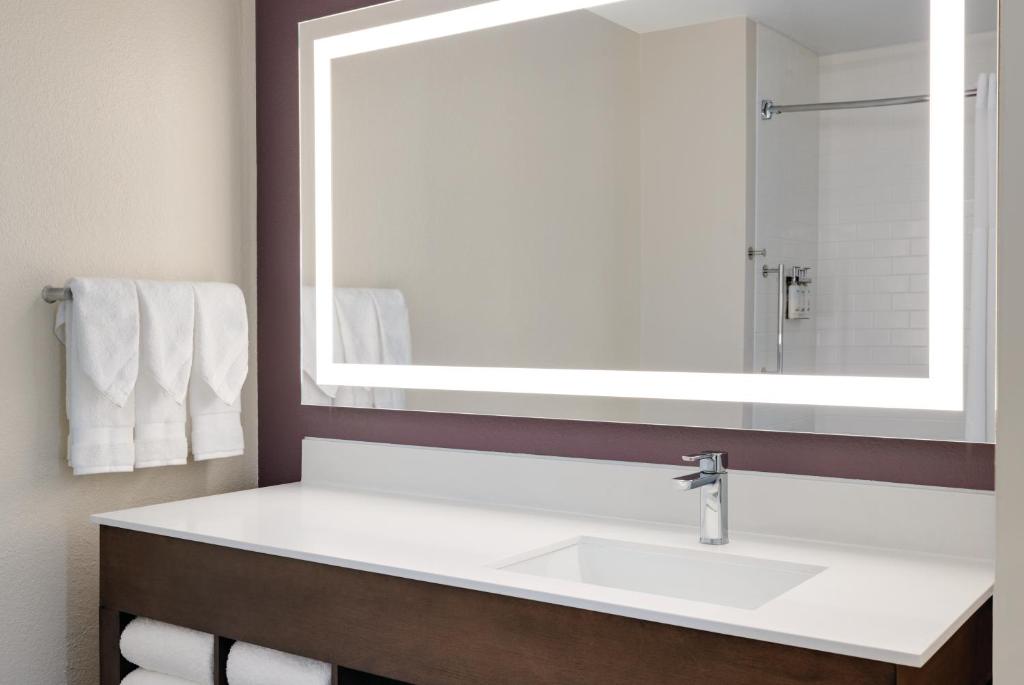 La Quinta Inn & Suites by Wyndham Springfield Airport Rte 66 photo