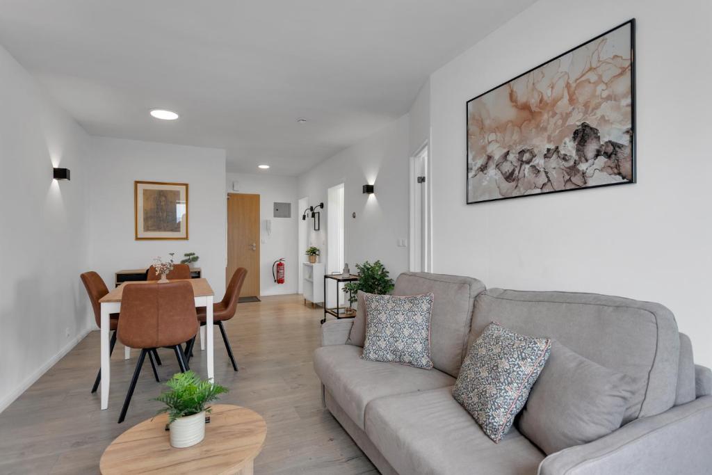 una sala de estar con un sofá y una mesa en Lovely 1 Bedroom Apartment - Perfect Panorama View, en Reikiavik