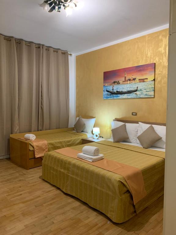 two beds in a hotel room with at Venice Villa House in Mestre