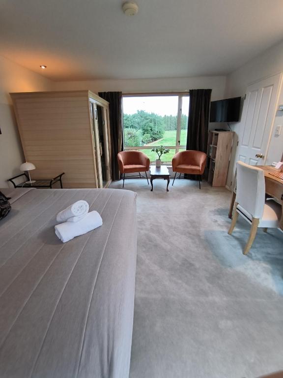 Postel nebo postele na pokoji v ubytování Vibrant Living Retreat