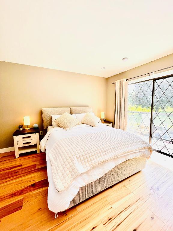 Oceanside Manor - Fancy Room - Golf course & Beach View客房内的一张或多张床位